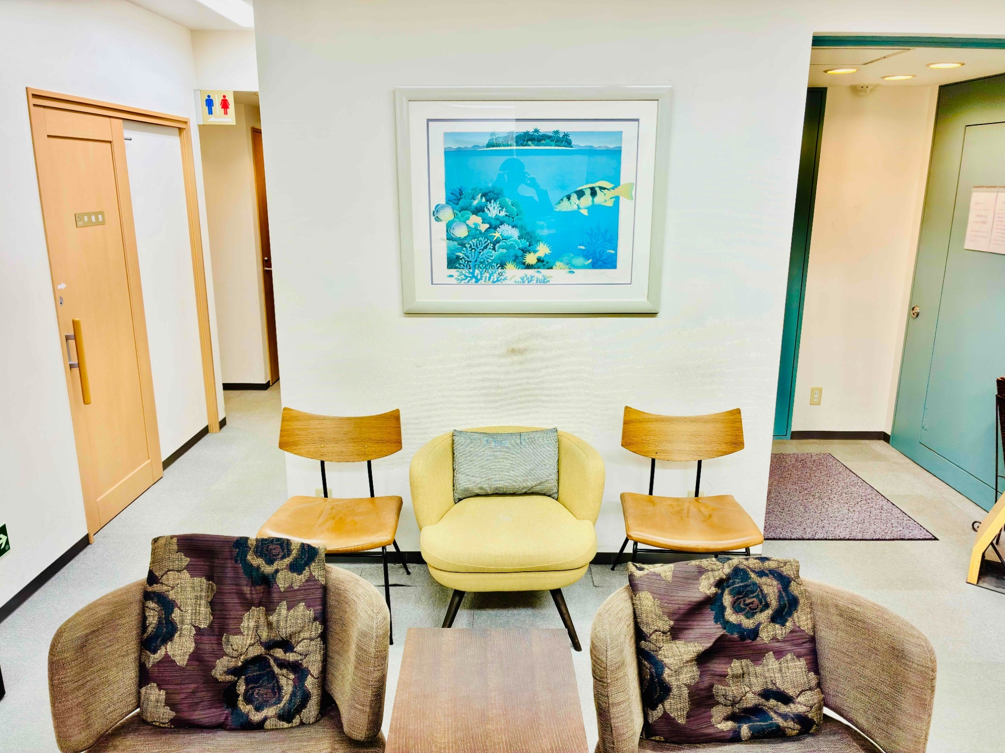 新宿西口耳鼻いんこう科・形成外科の待合室